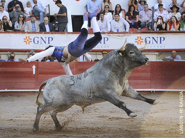 Emmanuel Ayala ante sus paisanos