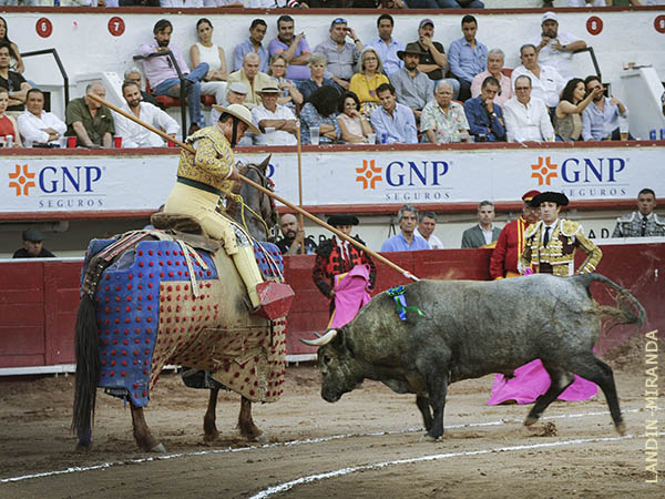 Curro Campos lo prende del morrillo