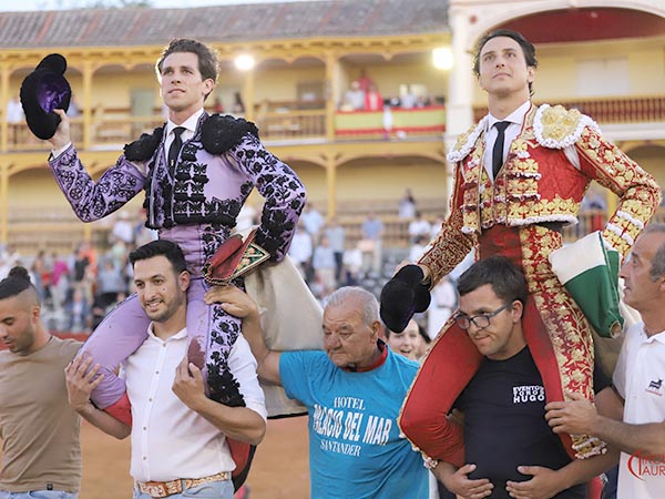 Ambos matadores en volandas