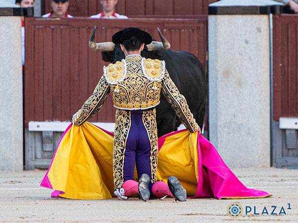 Talavante, frente a la puerta