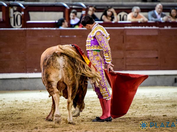 Cambio de mano por la espalda