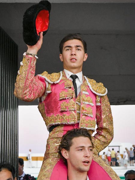 Tarde de tres orejas al mexicano