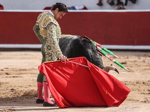 La barbilla en el pecho