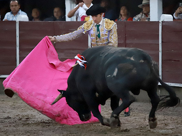 Arturo recibiendo al 5o.