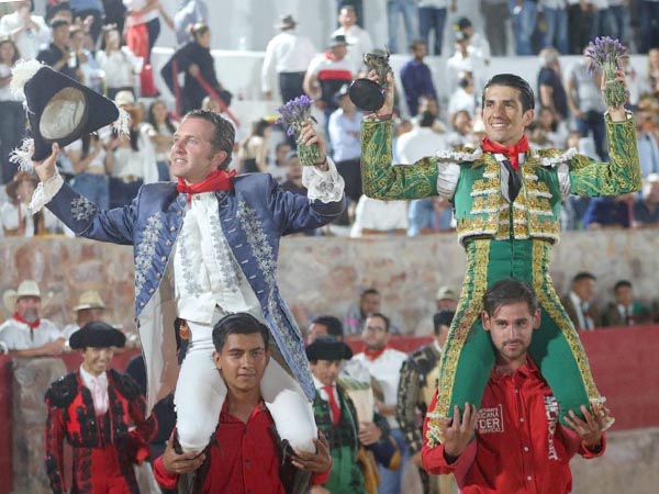 Ambos matadores en volandas