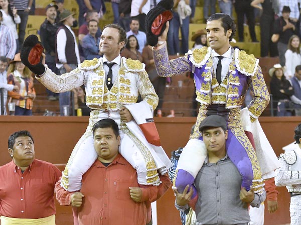 Ambos matadores en volandas