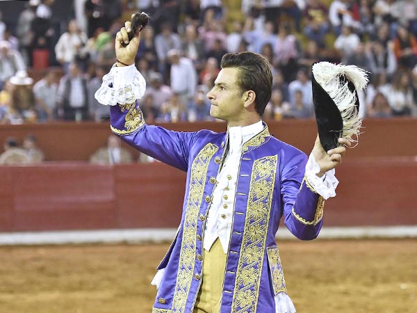 Oreja en mano