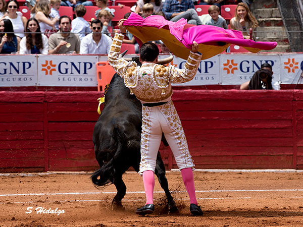 El capote a la espalda