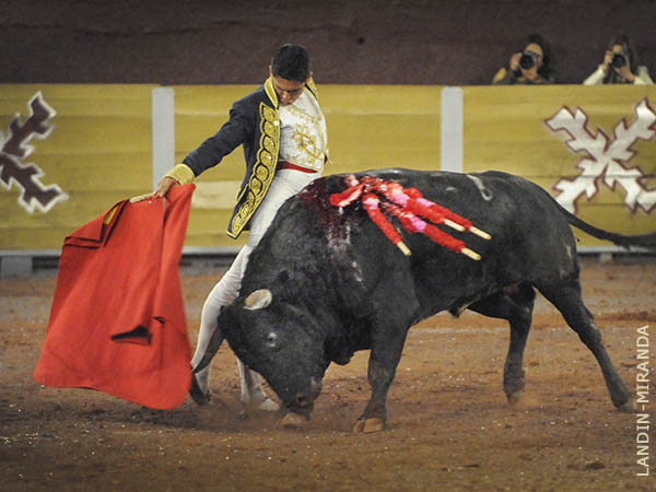 Vaya clasicismo de formas toreras!