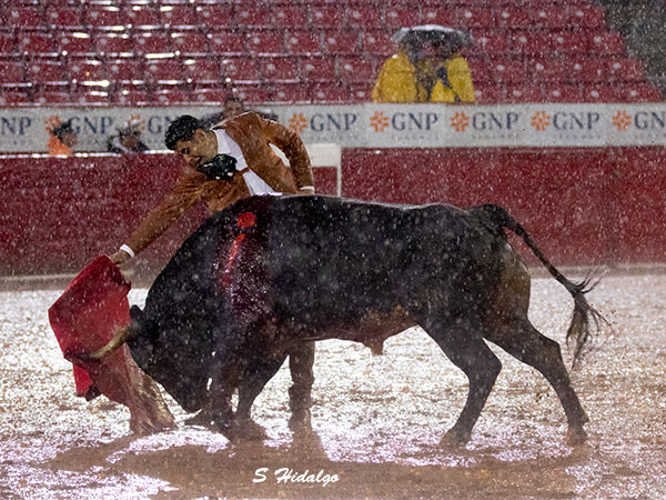 Juan Luis Silis, bajo la lluvia