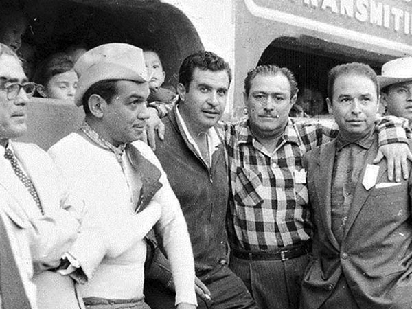 Juan Abusad, a la derecha de Cantinflas