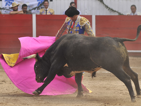 Soltando una punta del capote