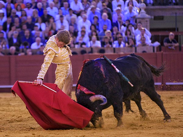 Luce el toreo de Borja Jiménez en Sevilla