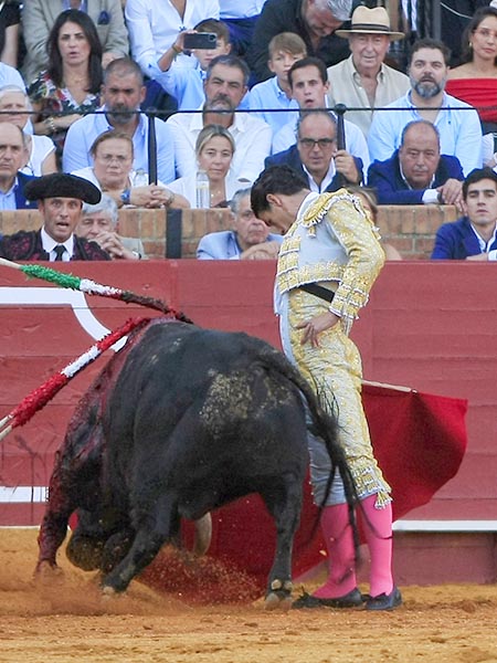 La barbilla en el pecho