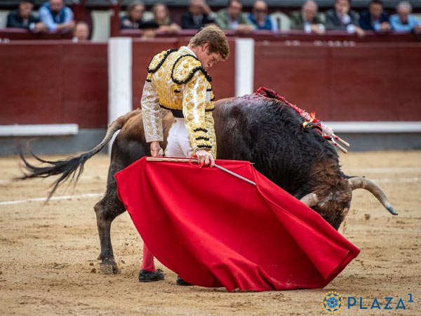 La barbilla en el pecho