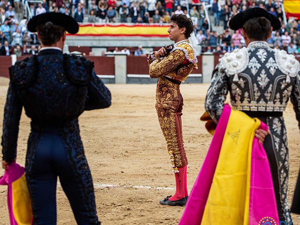 Roca Rey paga en Madrid el tributo de ser