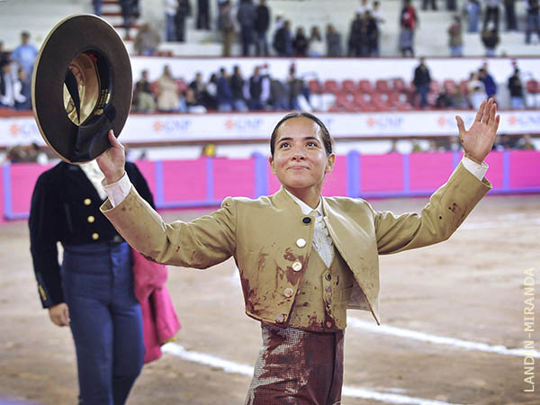 Paola feliz en la vuelta al ruedo