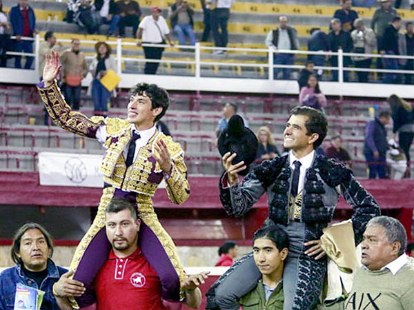 Ambos matadores en volandas