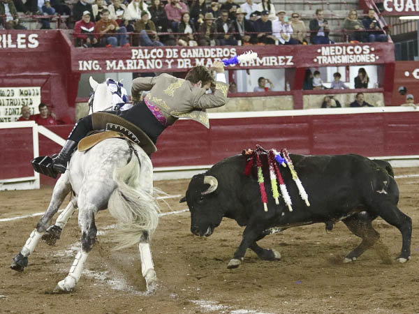 El brazo en alto