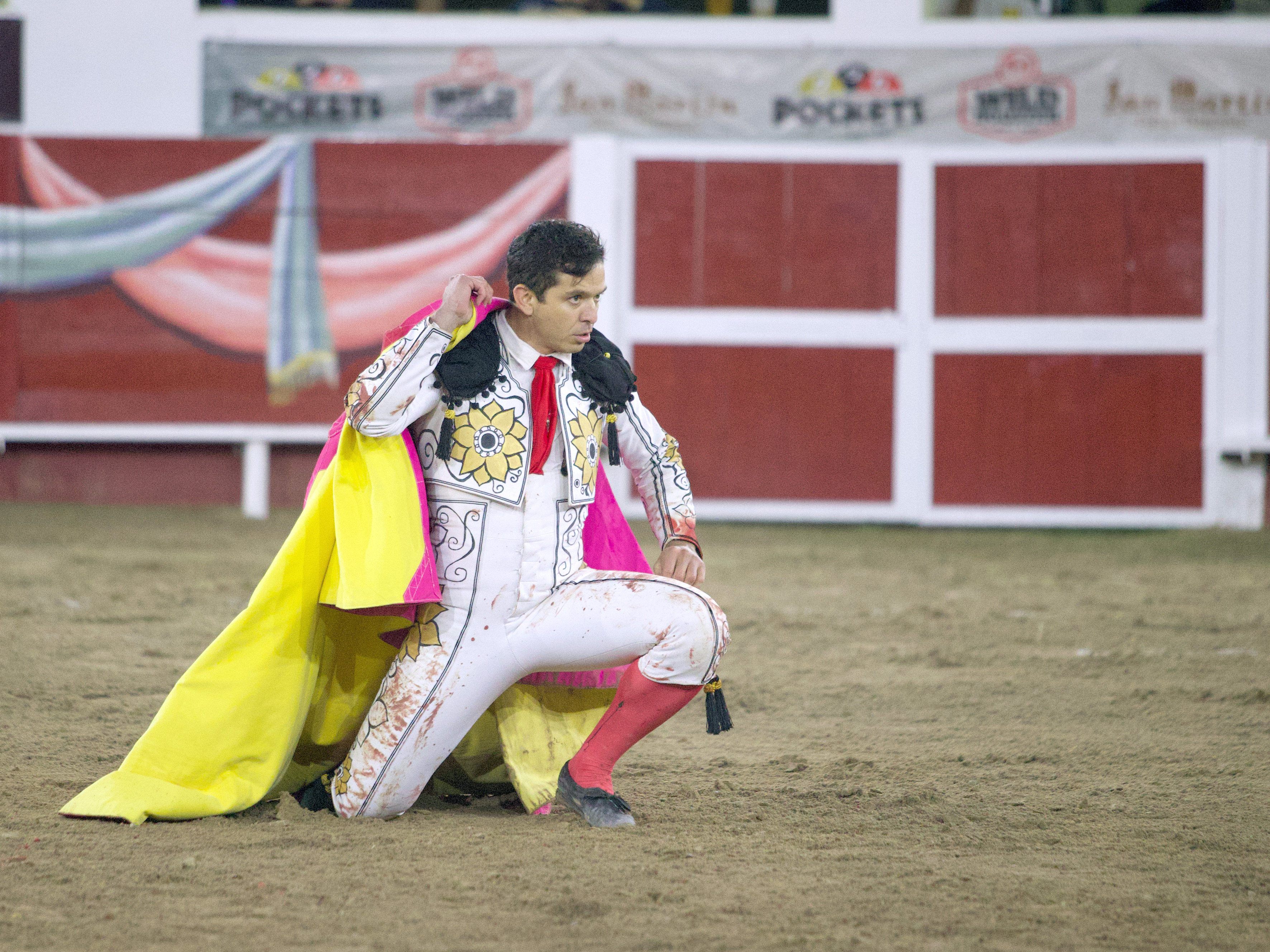 El capote a la espalda