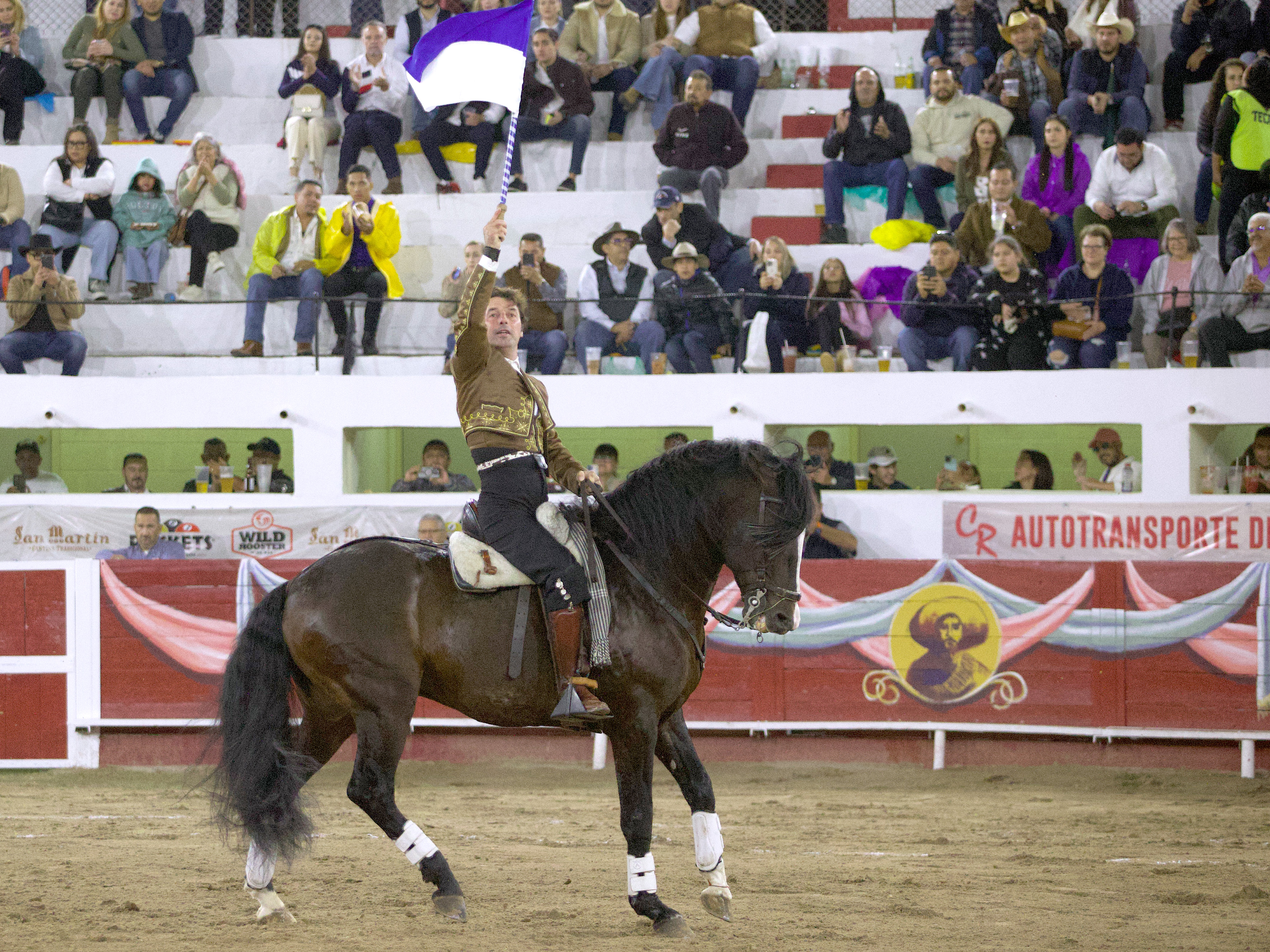 Banderola en mano