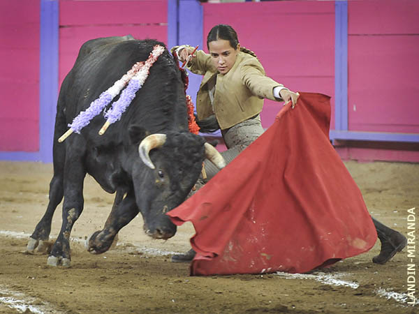 Primera mujer que indulta en la Monumental