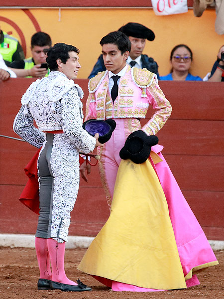 Brindis entre toreros