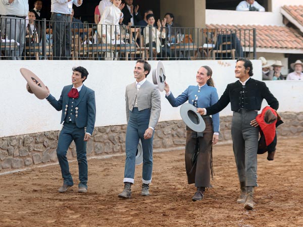 Disfrutan el toreo en "El Salitre"