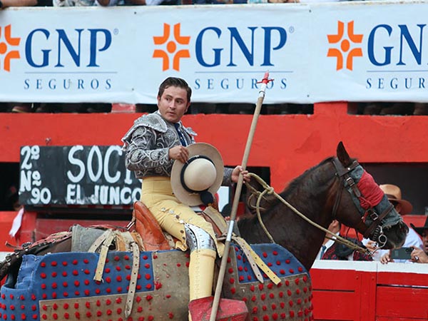 Guillermo Cobos, ovacionado en la puya