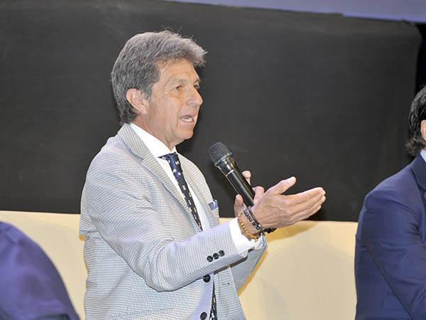 Juan Amtonio Hernndez, moderador