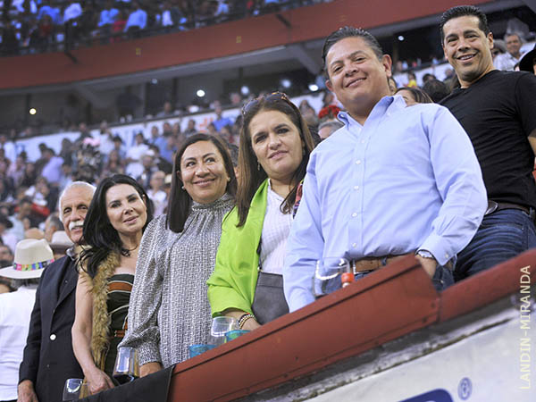 Personalidades en el palco municipal