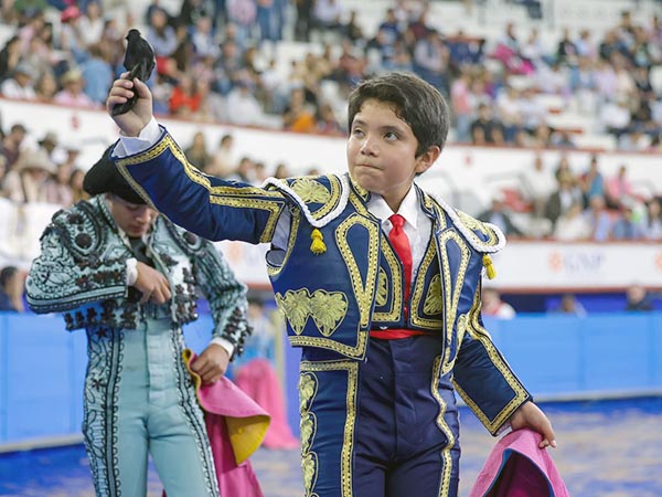 Santiago Ortiz, oreja en mano