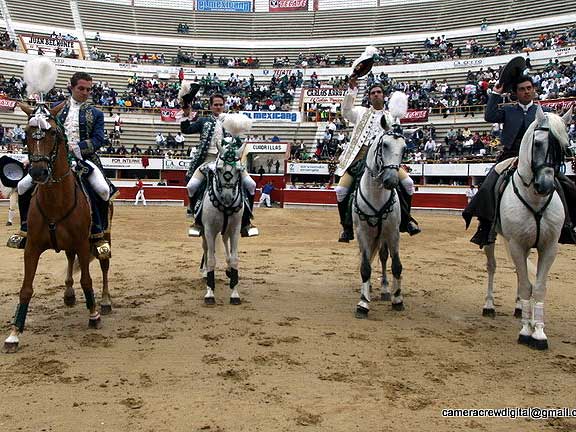 Caballeros en plaza