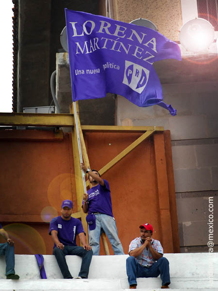 Bandera en morado