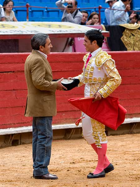 Brindando a su padre