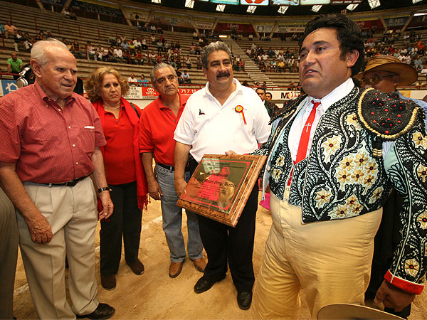 Victor Ortega es homenajeado