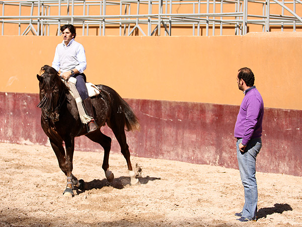 Con Antonio, su mozo de espadas