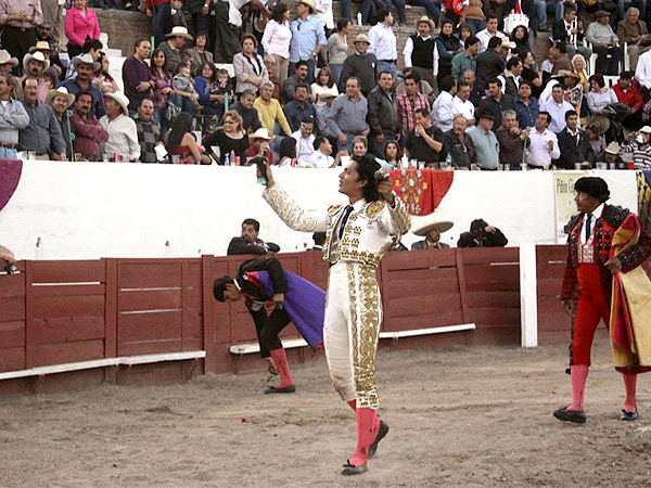 Con las orejas de su enemigo