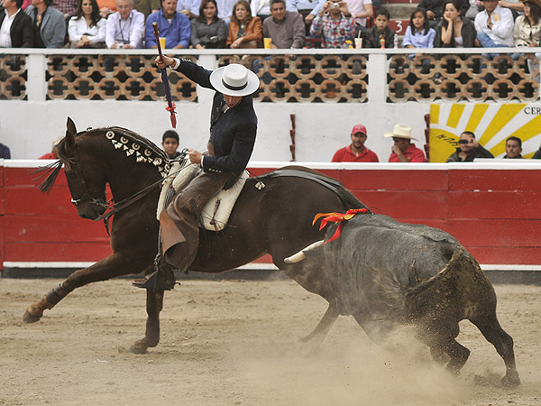 Diego Ventura, recibiendo