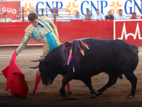 Recargado en la cintura