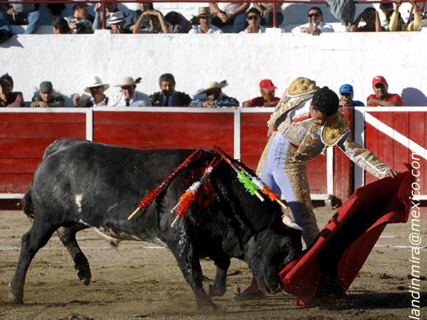 Muleta que acaricia la arena