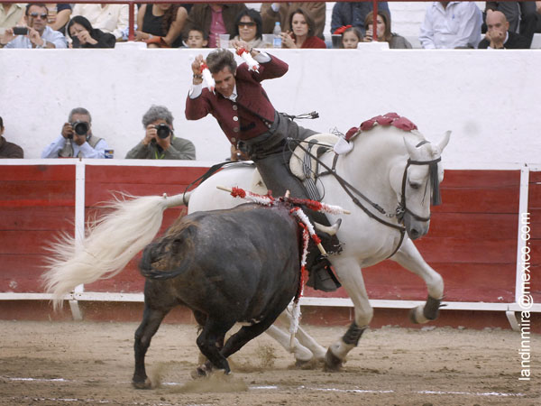 Banderillas a dos manos