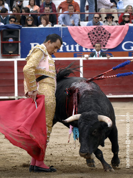 Cambio de mano por la espalda