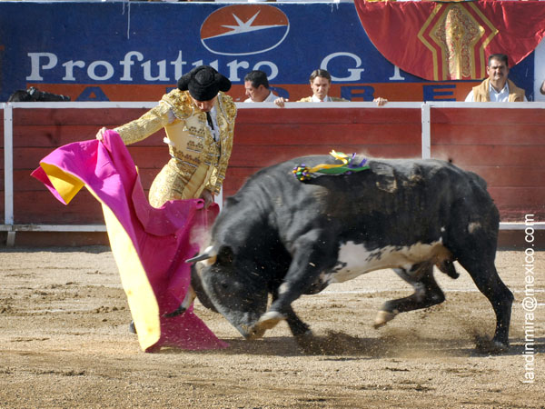 Abre el festejo Alfredo Gutirrez