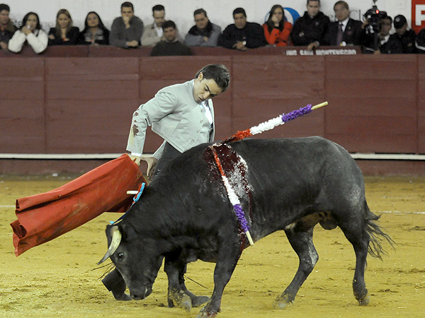 Cambio de mano por la espalda