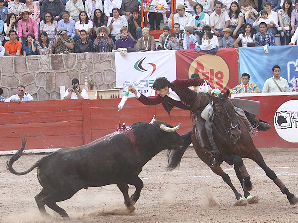 Ventura con su segundo toro