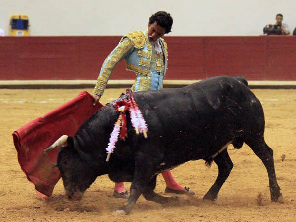 Cambio de mano por la espalda