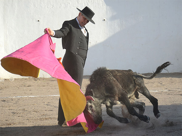 Salazar, rematando un quite