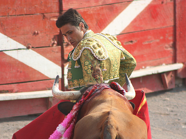 Dando la espalda al toro