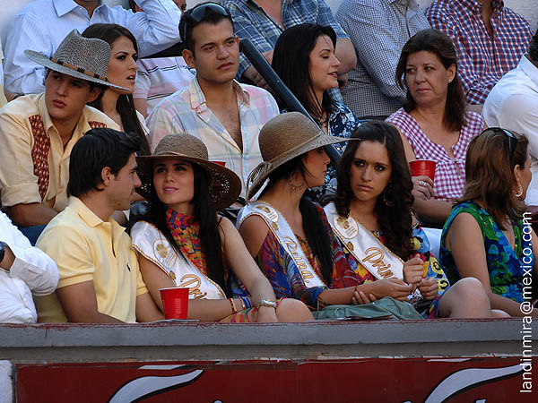 La Reina de la Feria y princesas